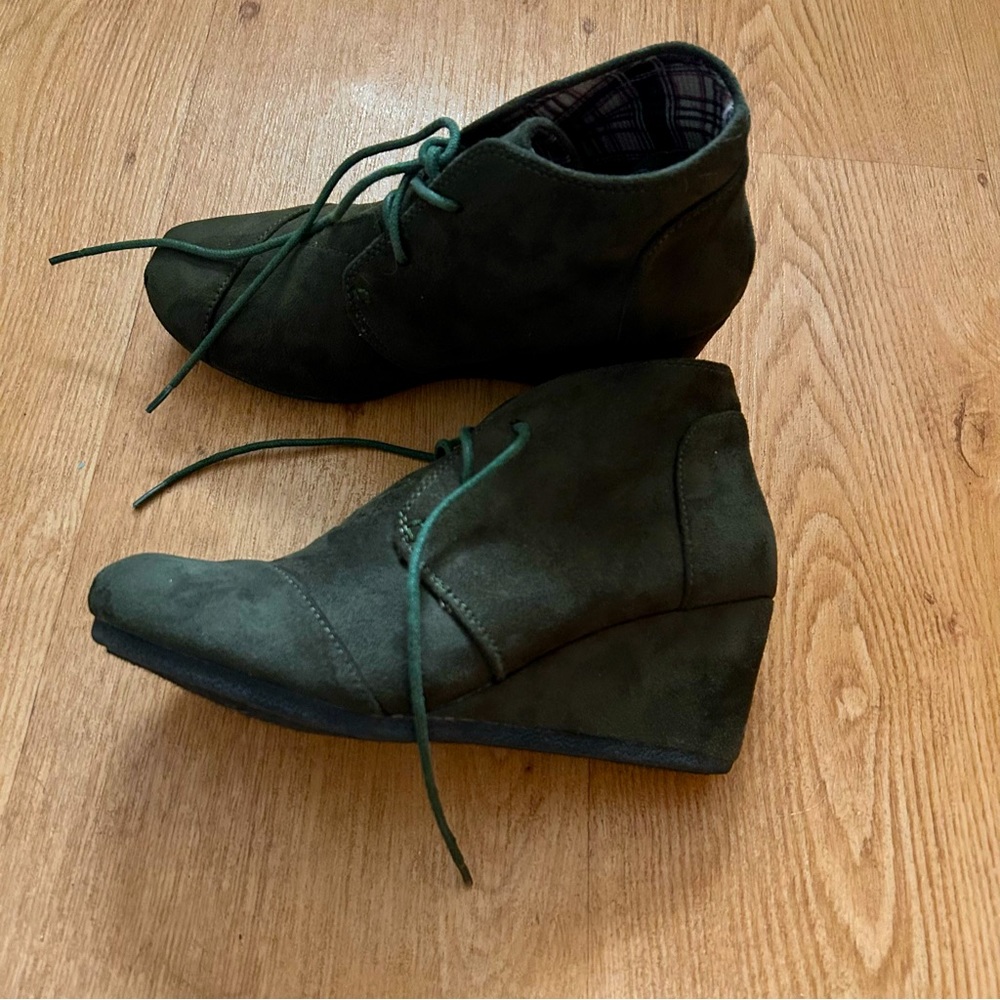 Women’s Suede Boots Size 6.5 Olive Green